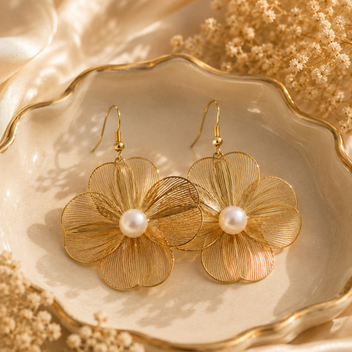 گوشواره زنانه مدل Flora Pearl طرح گل و مروارید | Qazal Bijoux