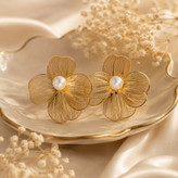 گوشواره زنانه مدل Flora Pearl طرح گل و مروارید | Qazal Bijoux