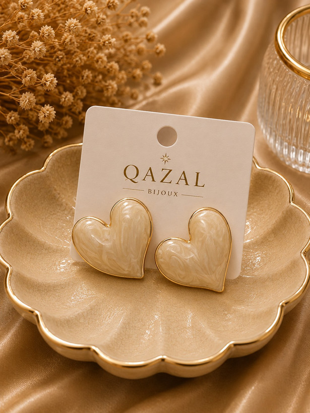 گوشواره زنانه مدل Amora طرح قلب صدفی شیری و طلایی | Qazal Bijoux